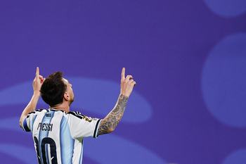 Messi lidera a Argentina en su debut mundialista