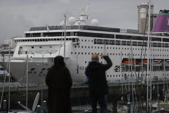 Sanidad autoriza el desembarque en A Coruña del 'Ambition'