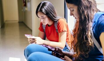 El 55% de los jóvenes que sufren ciberacoso escolar no lo cuentan