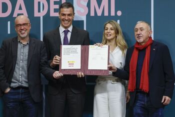 Díaz firma con CCOO y UGT el alza del SMI hasta los 1.221 euros
