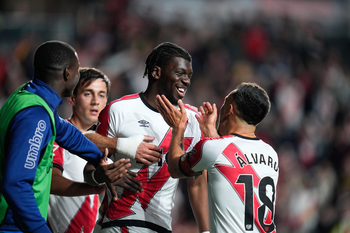 Nteka impulsa al Rayo ante un Elche con diez jugadores
