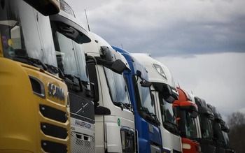 Los transportistas cargan contra las restricciones de la DGT