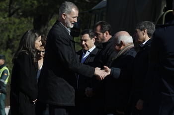 Los Reyes visitan la zona del accidente ferroviario en Adamuz