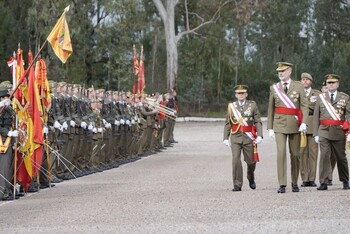 El Rey preside una jura de bandera multitudinaria en Cáceres