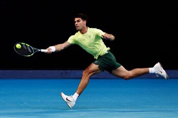 Alcaraz evita a Djokovic de camino a su primer Open de Australia