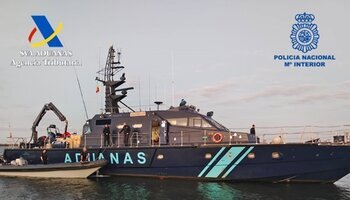 Una narcolancha choca contra una patrullera de Aduanas en Almería
