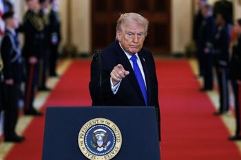 Entra en vigor el arancel global del 10% impuesto por Trump