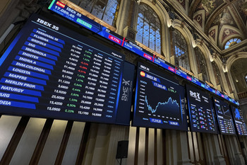 El Ibex 35 abre con una leve alza pese a la subida del crudo