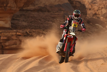 Tosha Schareina gana en motos la tercera etapa del Dakar