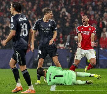 Sostenidos por Courtois y Mbappé